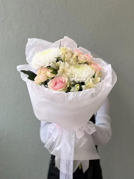 Откройте свое сердце для авторского букета из розы "Хризантемы Магнум", кустовой розы и альстромерии от магазина цветов Blos. Этот букет - источник красоты, изящества и оригинальности.