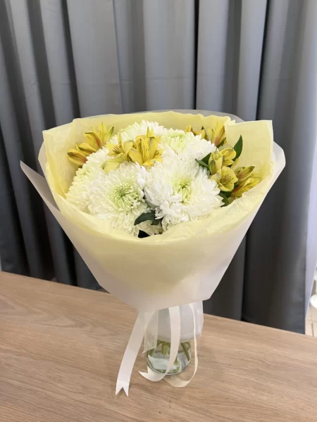 Этот букет - воплощение элегантности, изысканности и оригинальности. Каждый цветок в этой композиции - маленькое чудо природы, которое пробуждает радость и восхищение. 💐🌼🌸